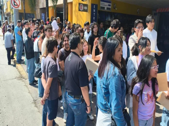 Aspirantes de la UNAM presentan examen presencial en León después de error en examen virtual