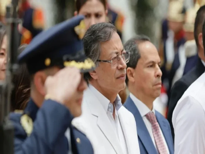 Gustavo Petro sale de Colombia con autorización del Senado