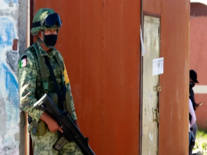 Imagen de contenedores de huachicol asegurados Huachicol en Veracruz asegurado en cateos por la Fiscalía