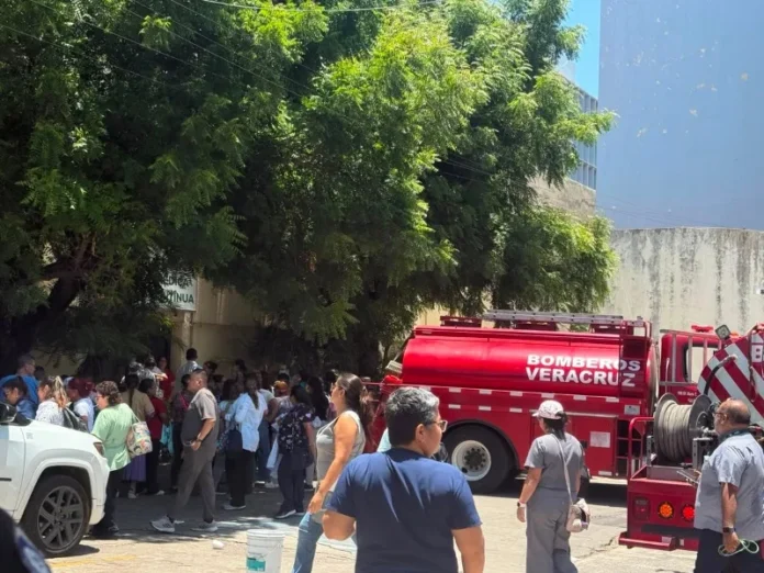 Pacientes evacuados por incendio en la clínica del IMSS Veracruz