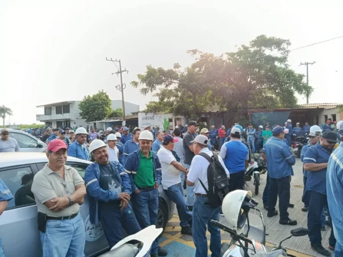 Trabajadores del Ingenio San Pedro en Veracruz se presentan a laborar