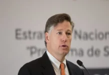 Landau llama a no distraer agenda bilateral México-EU por «ocasional estallido de drama político» Bandera de México y EU juntas en un acto de cooperación internacional México EU cooperación