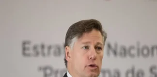 Landau llama a no distraer agenda bilateral México-EU por «ocasional estallido de drama político» Bandera de México y EU juntas en un acto de cooperación internacional México EU cooperación