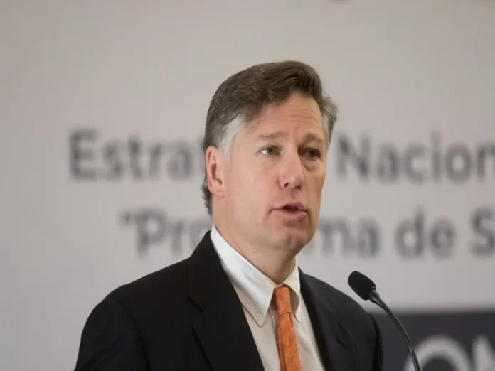 Título descriptivo de la imagen de la bandera de México y EU Bandera de México y EU juntas en un acto de cooperación internacional México EU cooperación