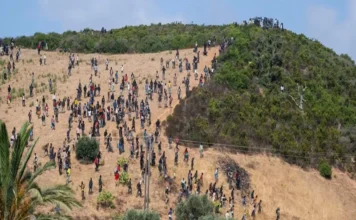 Marruecos detiene a casi 300 migrantes que intentaban cruzar a Ceuta, España Migrantes en Ceuta intentando cruzar la frontera
