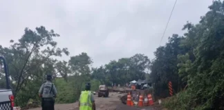 Bloquean carretera 180, en Veracruz, para exigir conclusión de obras Carretera 180 en Veracruz bloqueada para exigir conclusión de obras públicas