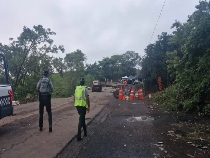 Imagen de la carretera 180 bloqueada en Veracruz Carretera 180 en Veracruz bloqueada para exigir conclusión de obras públicas