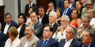 70 años del Palacio Municipal de Xalapa; la trascendencia Palacio Municipal Xalapa con banderas y flores en su 70 aniversario