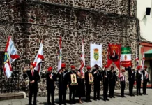 Grupo de ultraderecha realiza «Paseo del Pendón» en CdMx pese a cancelación previa y críticas de Sheinbaum Participantes del Paseo del Pendón en la CDMX con pendones y crucifijos