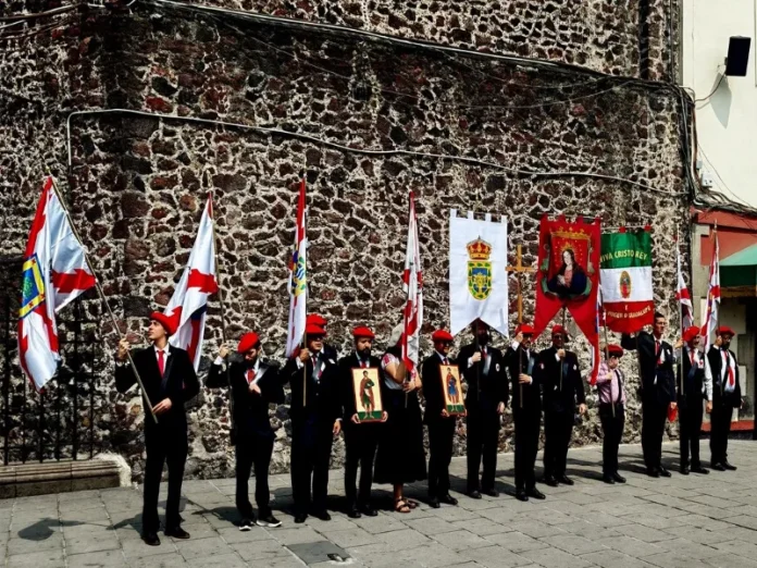 Imágenes del Paseo del Pendón en la CDMX Participantes del Paseo del Pendón en la CDMX con pendones y crucifijos