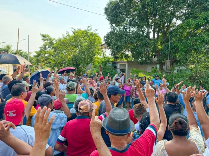 Título descriptivo de la imagen Cirilo Vázquez Parissi atiende peticiones ciudadanas en Cosoleacaque