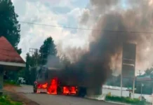 Indígenas purépechas y nahuas incendian dos camiones en Michoacán en protesta contra el gobierno de Bedolla Indígenas purépechas y nahuas protestan en Michoacán con protestas indígenas