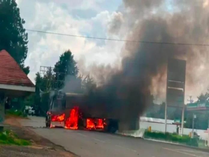 Imagen de protestas indígenas en Michoacán Indígenas purépechas y nahuas protestan en Michoacán con protestas indígenas