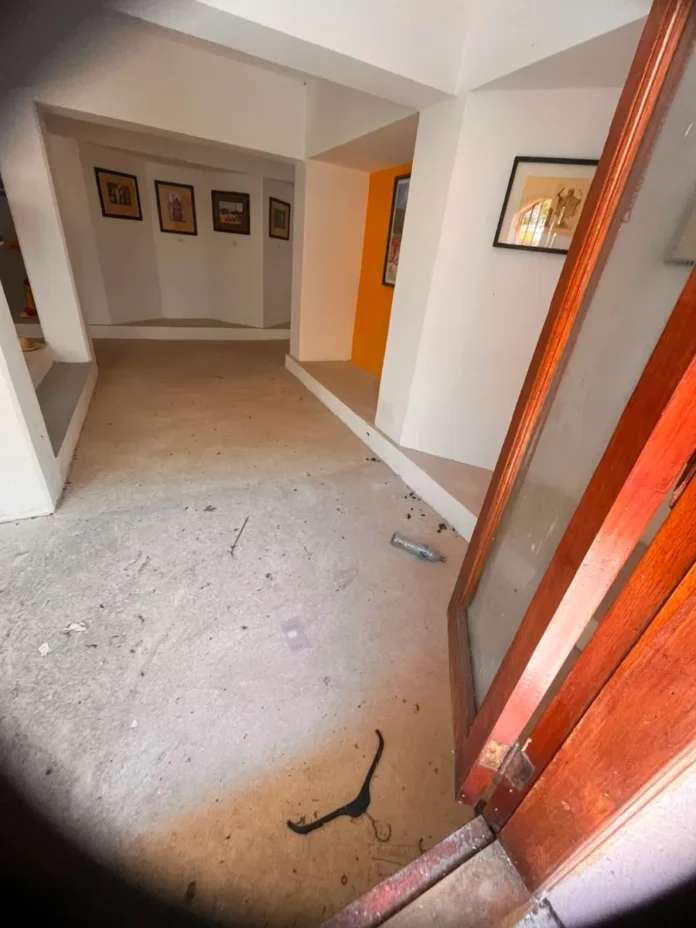 Sala de exhibición de Acayucan en su inauguración y actual estado Sala de exhibición de la cultura de Acayucan abandonada con heces de animales, un ejemplo de crimen cultural
