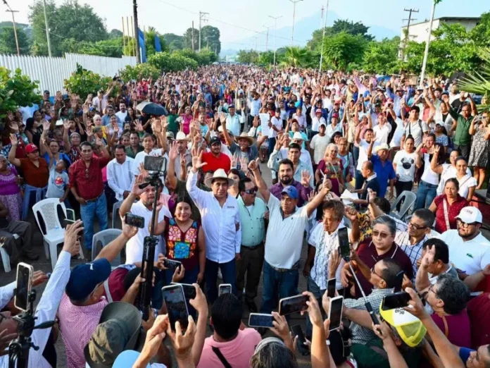 Tebi Bautista en asamblea informativa en Tatahuicapan Tebi Bautista muestra músculo en Tatahuicapan con defensa de la transformación