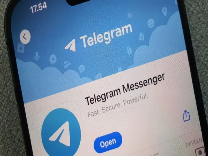 Imagen de la aplicación Telegram en una pantalla de iPhone Logo de Telegram retirado de la App Store por abuso sexual infantil