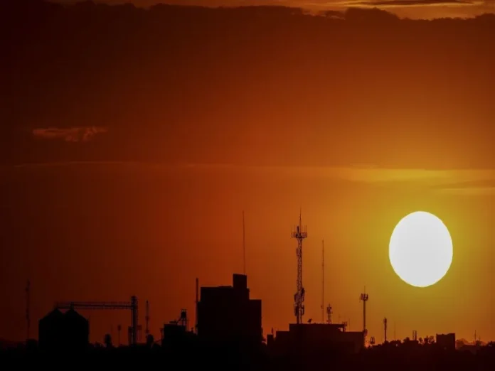 Imagen de un termómetro marcando alta temperatura Termómetro con temperaturas extremas en Sonora