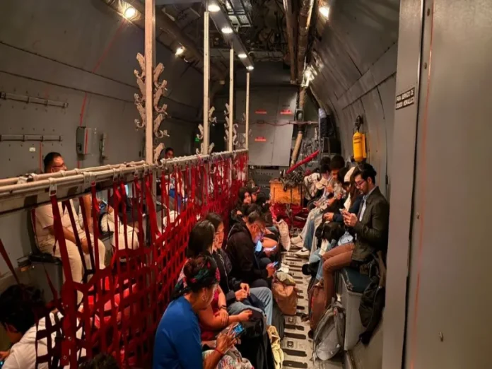Terremoto en Colombia: avión militar con repatriados mexicanos