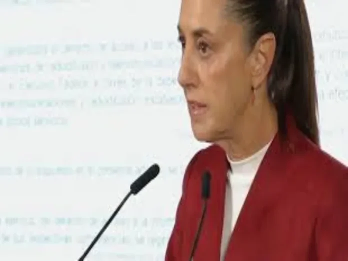 Imagen de la presidenta Claudia Sheinbaum firmando el decreto de transparencia La presidenta Claudia Sheinbaum firma un decreto para promover la transparencia gubernamental en México