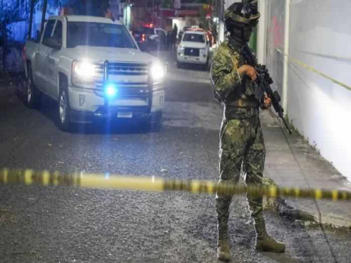 Imagen de un camión incendiado en la carretera Un camión de volteo incendiado por grupos armados en la carretera Tuxpan-Tamiahua, ejemplo de la violencia en Veracruz