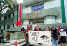 Manifestación en Cuernavaca por los 43 de Ayotzinapa; se suman a movilización nacional Manifestantes en Cuernavaca exigiendo la localización de los 43 de Ayotzinapa