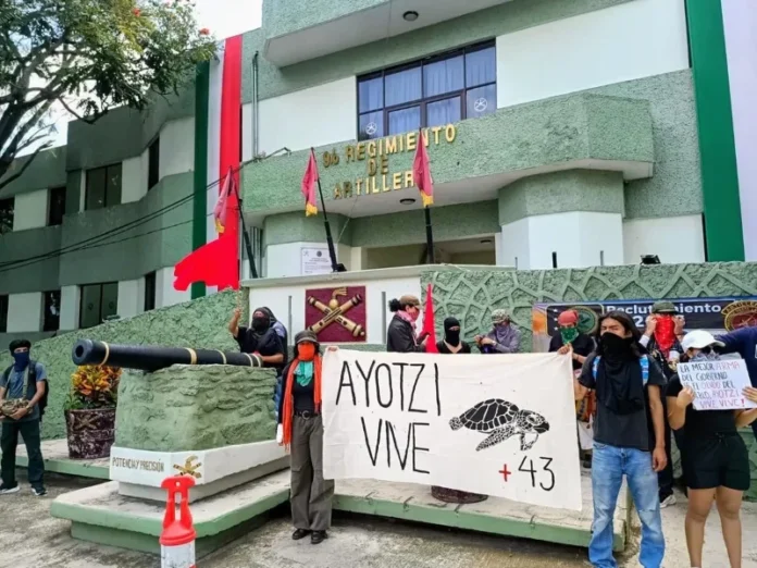 Manifestantes exigen justicia por los 43 de Ayotzinapa en Cuernavaca Manifestantes en Cuernavaca exigiendo la localización de los 43 de Ayotzinapa
