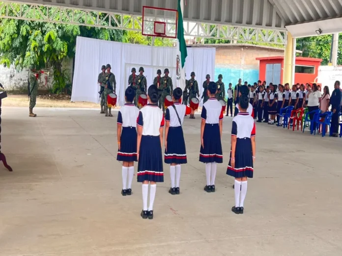 Banda de Guerra acompaña 50 aniversario escolar Banda de Guerra acompaña 50 aniversario escolar