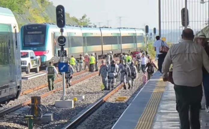 Camp-TrenMaya El Tren Maya informó que alrededor de las 15:30 horas, el tren 303 que cubría la ruta Cancún-Palenque, 50 metros después de salir de la estación San Francisco de Campeche, ubicada en la capital del estado, registró un percance de vía en el último de sus vagones, por lo que a los prodecimientos técnicos establecidos, el maquinista detuvo la marcha de la unidad sin que hubiera lesionados entre los 123 pasajeros.