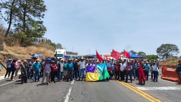 Mich-Simulación Las comunidades afirman que la administración morenista no atiende sus necesidades de seguridad, libre autodeterminación, salud, educación, defensa de los bosques, infraestructura, transporte y campo.