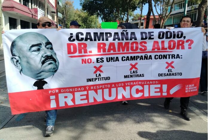 Ramos-Renuncia El pasado jueves el empleado federal del sector salud, amenazó a los médicos residentes del CAE que le solicitaron materiales para realizar cirugías, advirtiéndoles que dependen de la institución y de la Dirección de Enseñanza e investigación, lo que pondría en riesgo su evaluación.