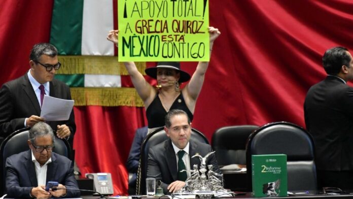 RosaIcela-Informe De acuerdo a morenistas consultados por Latinus, quince minutos antes de las cinco de la tarde, dos senadores, uno de ellos Adán Augusto López Hernández llevó esa versión a la titular de Segob, por lo que la versión de que no querían que entrara al pleno creció entre legisladores de la 4T.