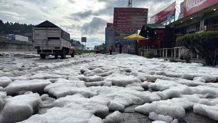 Se reportaron zonas de la autopista México-Toluca con disminución de carriles por corrientes de agua derivadas de la precipitación.