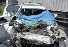 Accidente carretero deja 4 fallecidos en Veracruz, entre ellos un bebé De acuerdo con la información disponible hasta el momento, una camioneta SUV color blanco chocó contra un tractocamión a la altura de la comunidad de Barahúndas, en el municipio de Tierra Blanca.