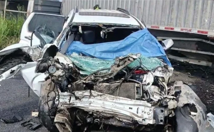 De acuerdo con la información disponible hasta el momento, una camioneta SUV color blanco chocó contra un tractocamión a la altura de la comunidad de Barahúndas, en el municipio de Tierra Blanca.