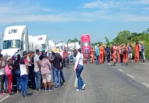 ¡Ya basta de abusos de la policía! Imagen del bloqueo por abuso policial Veracruz en la autopista