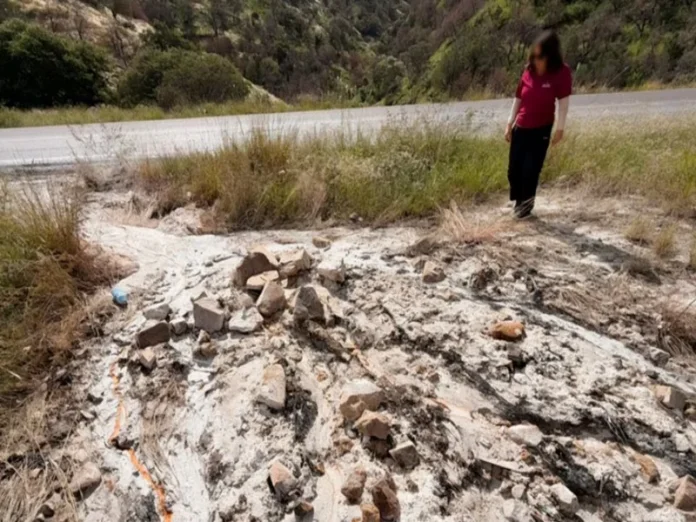 Tramo carretero Ímuris‑Cananea cerrado por derrame de ácido sulfúrico Imagen del derrame de ácido sulfúrico en la carretera de Sonora