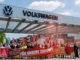 Sindicato alemán IG Metall exige a Volkswagen respetar acuerdo laboral de 2024 ante amenaza de despidos Imagen del acuerdo laboral Volkswagen con protesta del sindicato