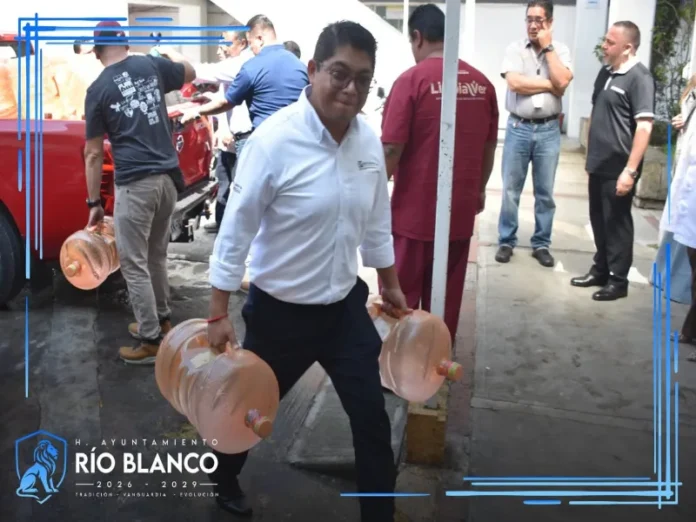 Entrega de garrafones de agua al Hospital de Río Blanco garrafones de agua hospital rio blanco entregados por el ayuntamiento