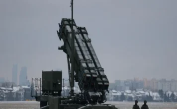 Activan alerta aérea en Polonia; evacúan a miles de estudiantes y trabajadores de edificios gubernamentales Fotografía de la alerta aérea Polonia durante la evacuación de escuelas