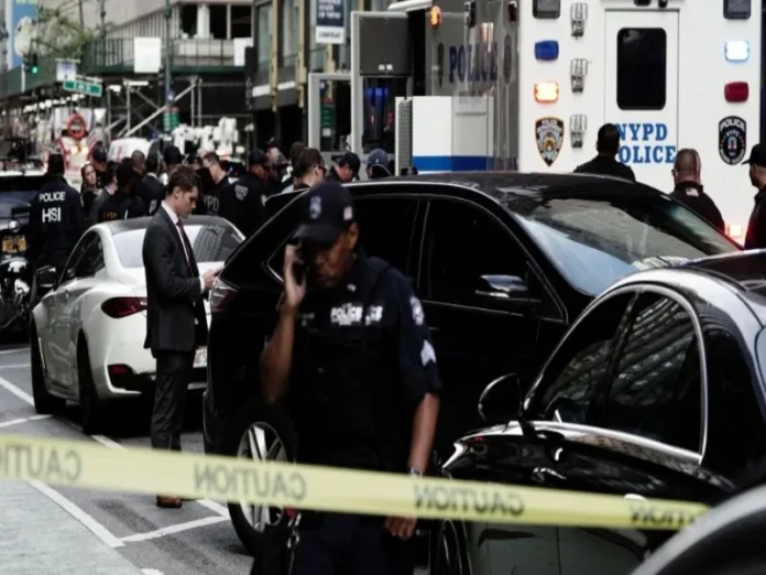 Edificio Chrysler evacuado por sospecha de bomba Imagen de la amenaza de bomba frente al edificio Chrysler cerca de la ONU