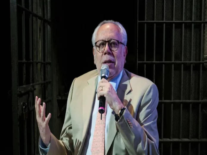Abogado de Luis de Llano frente al centro de detención Imagen del abogado de Luis de Llano señalando arresto ilegal