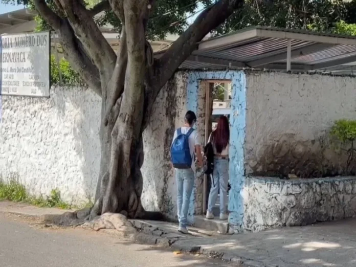 Alcalde Urióstegui frente a la prensa tras el asesinato de estudiantes Alcalde de Cuernavaca reconoce el asesinato de estudiantes y la falla de seguridad