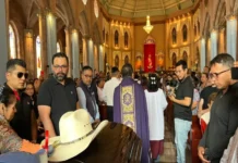 Romería política en funeral de Zenyazen Imagen del funeral del asesinato de Zenyazen con asistentes