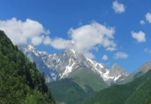 Avalancha en el Cáucaso ruso deja al menos 11 muertos; seis siguen desaparecidos Imagen de la avalancha Cáucaso ruso que dejó muertos y desaparecidos