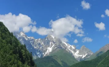 Avalancha en el Cáucaso ruso deja al menos 11 muertos; seis siguen desaparecidos Imagen de la avalancha Cáucaso ruso que dejó muertos y desaparecidos