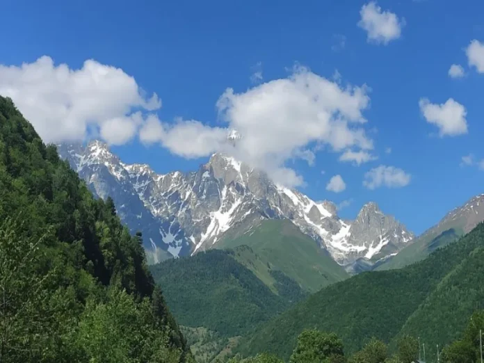 Alpinistas atrapados por avalancha en el Cáucaso ruso Imagen de la avalancha Cáucaso ruso que dejó muertos y desaparecidos