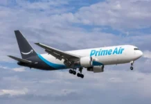 Avión de Amazon se sale de la pista en aeropuerto de Miami, choca contra varios vehículos y se incendia Imagen del avión de Amazon después del accidente en Miami