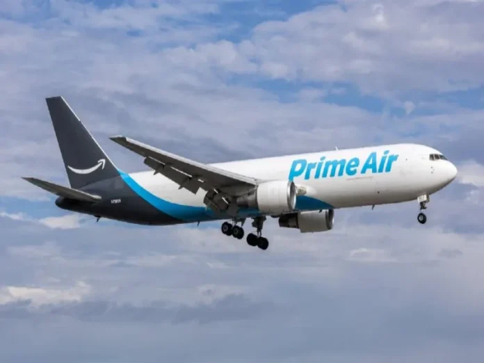 Avión de Amazon envuelto en llamas tras salir de la pista en Miami Imagen del avión de Amazon después del accidente en Miami