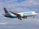 Avión de Amazon se sale de la pista en aeropuerto de Miami, choca contra varios vehículos y se incendia Imagen del avión de Amazon después del accidente en Miami