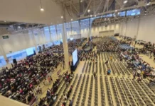 Retiran sillas por poca afluencia en el evento de Sheinbaum en Querétaro Imagen que muestra la baja afluencia durante el evento de Sheinbaum en Querétaro